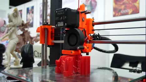 3D-printers-are-printing-digital-images-from-computers-in-3D-form