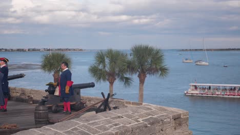 Soldaten-Der-Kriegsnachstellung-Feuern-Eine-Kanone-Ins-Wasser