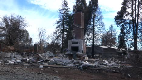 Lagerfeuer-Folgen-Verbranntes-Haus,-Verbleibender-Schornstein