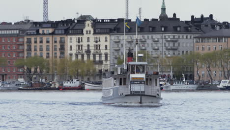 Tiro-De-Seguimiento-Del-Ferry-En-La-Ciudad-Vieja,-Galma-Stan,-Estocolmo,-Suecia