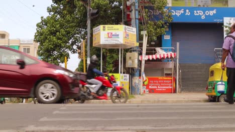 Vista-De-ángulo-Bajo-Del-Tráfico-Urbano-Ligero-En-Movimiento-Con-La-Carretera-Entrecruzada-Bengaluru