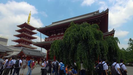 La-Vista-Del-Templo-Sensoji-Y-La-Torre-Con-Nubes-Y-Multitudes