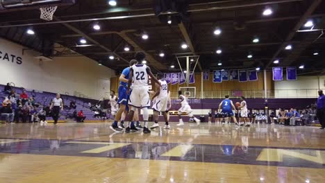 High-School-Basketballspieler-Punktet-Bei-Einem-Postup