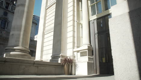 Revealing-shot-in-slow-motion-of-the-entrance-of-the-Royal-Exchange-building-in-London