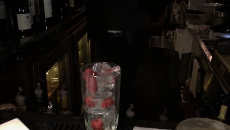 Ein-Barkeeper,-Der-Einen-Drink-Zubereitet