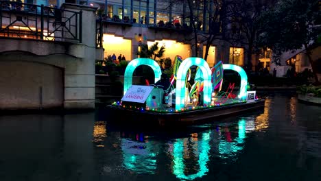 El-Desfile-De-Faroles-En-El-Paseo-Del-Río-San-Antonio