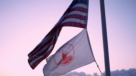 Amerikanische-Flagge-Weht-In-Zeitlupe-In-Hawaii-Bei-Sonnenuntergang