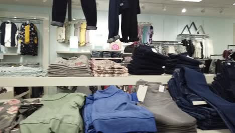 Compras-En-Una-Tienda-De-Ropa