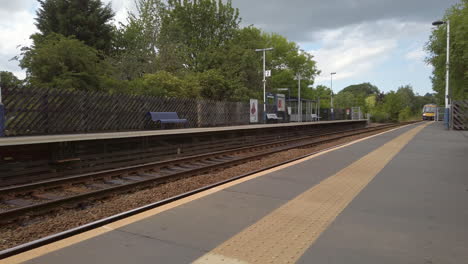 Toma-Estática-Del-Tren-Del-Norte-Que-Llega-A-La-Estación-Rural-En-El-Norte-De-Yorkshire-En-Un-Día-De-Verano