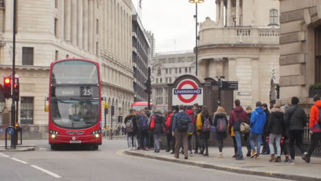 Grupo-De-Escolares-Visitando-El-Distrito-Financiero-De-Londres