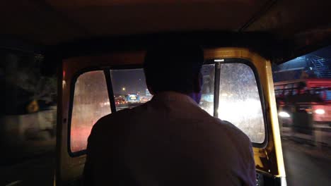 Timelapse-De-Gran-Angular-De-La-Vista-Desde-El-Interior-De-Un-Autorickshaw-Conduciendo-A-Través-Del-Tráfico-Durante-La-Noche