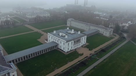 Schwenkaufnahme-Des-Schönen-Gebäudes-In-London