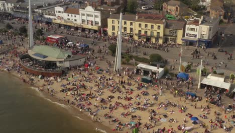 Southend-Shakedown-An-Der-Küste-Von-Southend,-Belebter,-überfüllter-Strand-An-Einem-Sonnigen-Tag,-Drohnenaufnahmen,-Die-Nach-Rechts-Schwenken