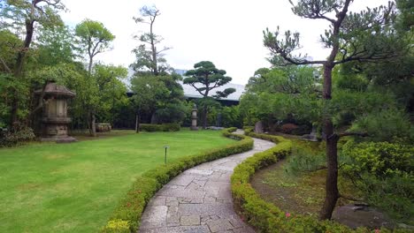 Pov,-Spazieren-Durch-Den-Garten-Des-Nezu-museums