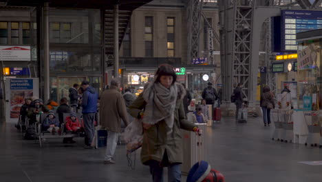 People-waiting-for-their-trains-in-and-around-the-different-shops-of-the-Frankfurt-central-station