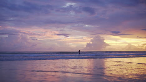 Einsamer-Burmesischer-Fischer,-Der-Bei-Sonnenuntergang-In-Myanmar-Mit-Einem-Fischnetz-Im-Meer-Steht