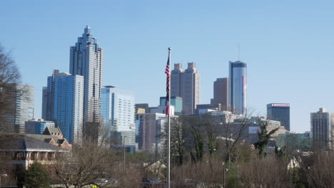 Horizonte-De-Gran-Altura-De-Atlanta-Con-Bandera-Estadounidense