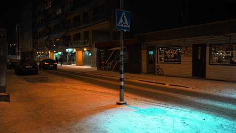 Coches-Circulando-Por-Una-Pequeña-Calle-En-Kalamaja.