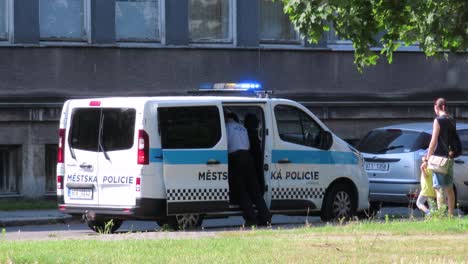 The-policeman-of-Mestska-Policie-in-Ostrava-gives-a-fine-to-a-driver-because-of-wrong-parking-in-a-summer-day