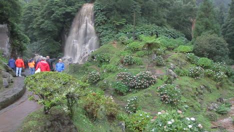 Cascada-En-El-Parque-Natural-Ribeira-Dos-Caldeiroes,-Achada,-Región-Nordeste,-Isla-De-Sao-Miguel,-Azores