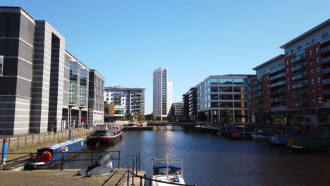 Statische-Aufnahme-Der-Gemischten-Siedlung-Leeds-Dock-In-Yorkshire,-Großbritannien-An-Einem-Sonnigen-Sommertag-Mit-Blauem-Himmel