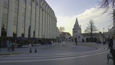 Buda-Castle-Fisherman's-Bastion-foutain-shot-with-turists-passing-by