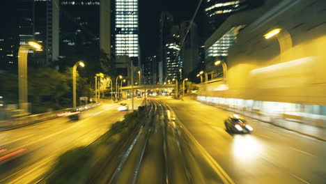 Doppeldecker-Straßenbahn-Rast-Durch-Die-Nächtlichen-Straßen-Von-Hongkong-Im-Zentrum