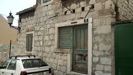 Un-Viejo-Skoda-Blanco-Y-Una-Casa-Muy-Antigua-En-Medio-De-Split-Croatia