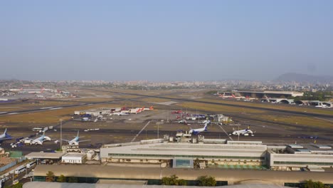 Flug,-Start,-Landung-–-Zeitraffervideo-Zum-Parken-Auf-Einem-Belebten-Flughafen-Aus-Der-Luft