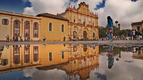 Hauptkathedrale-Und-Regenspiegelung-Auf-Dem-Boden-In-San-Cristobal-De-Las-Casas,-Chiapas,-Mexiko,-Erschossen-Passanten