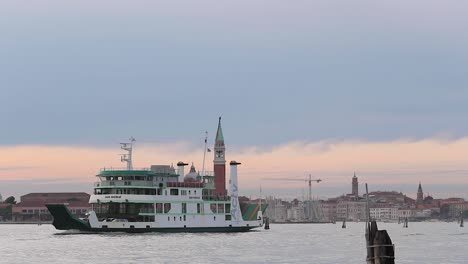 Fähre,-Die-An-Der-Kirche-San-Giorgio-Maggiore-In-Venedig,-Italien,-Bei-Sonnenuntergang-An-Einem-Bewölkten-Tag-Vorbeifährt