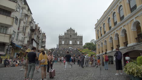 Numerosos-Turistas-Caminando-Y-Tomando-Fotografías-En-Un-Caluroso-Día-Nublado-Gris-En-Una-Plaza-Y-Escaleras-Cerca-De-La-Fachada-De-La-Pared-De-Las-Ruinas-De-St.