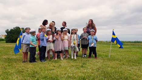 Los-Niños-En-Edad-Preescolar-Están-Celebrando-Cuando-Se-Convierten-En-Estudiantes-Y-Dejan-El-Jardín-De-Infantes