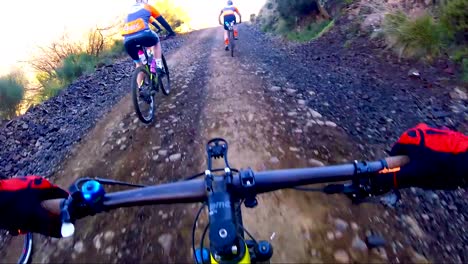 Gopro-POV-Eines-Mountainbikers,-Der-Eine-Technische-Schotterstraße-Erklimmt