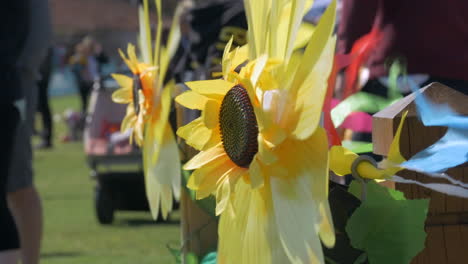 Spinnende-Dekorative-Sonnenblumen-An-Einem-Sonnigen-Tag