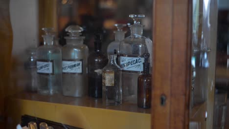 Alte-Vintage-Chemieflasche-In-Einer-Vitrine