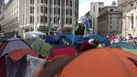 Extintion-Rebellion-Manifestantes-Instalaron-Tiendas-De-Campaña-En-El-Centro-De-Londres,-Reino-Unido