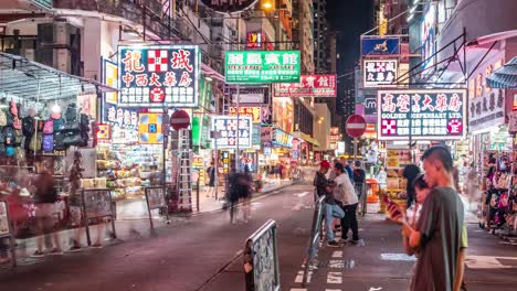 Lapso-De-Tiempo-De-La-Calle-Concurrida-Con-Hermosos-Letreros-De-Luz-De-Neón-En-La-Noche-En-Hong-Kong