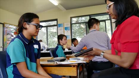 Auckland-Neuseeland-Optiker-überprüfen-Die-Sehkraft-Von-Schulkindern-In-Der-Grundschule