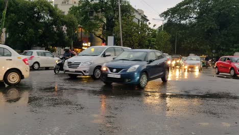 Nacht-Beleuchtetes-Stadtzentrum-Von-Bangalore,-Berühmte-Verkehrsstraße,-Straßenpanorama