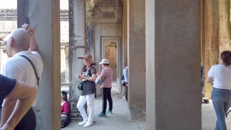 Tourists-at-Angkor-Wat-ruins,-Siem-Reap-Cambodia