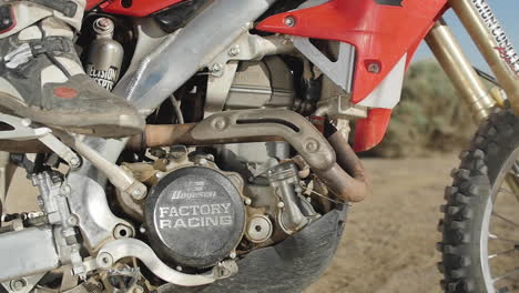 Cámara-Lenta:-Una-Patada-De-Motociclista-Honda-Arranca-Su-Bicicleta-Y-Se-Prepara-Para-Despegar-En-El-Desierto