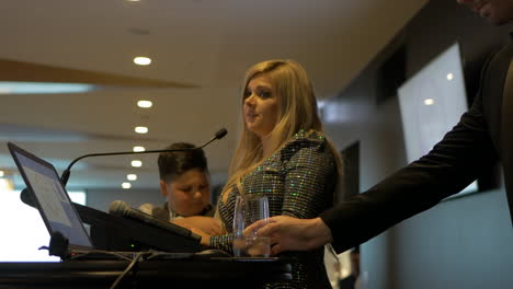 Mujer-De-Negocios-Femenina-Hablando-En-Un-Evento-De-Recaudación-De-Fondos