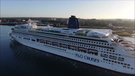 Großes-Kreuzfahrtschiff-Läuft-Bei-Sonnenaufgang-In-Southampton-Ein