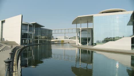 Famoso-Paul-Loebe-Haus-En-El-Río-Spree-En-El-Distrito-Gubernamental-De-Berlín