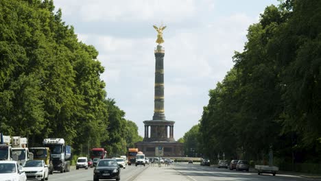 Columna-De-La-Victoria-De-Berlín-Llamada-Siegessaeule-En-Tiergarten-Con-Carretera