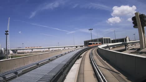 Blick-Nach-Vorne-Auf-Die-Fahrt-Mit-Der-Skylink-People-Mover-Terminal-Train-Tram-Auf-Einem-Flughafen-In-Dallas