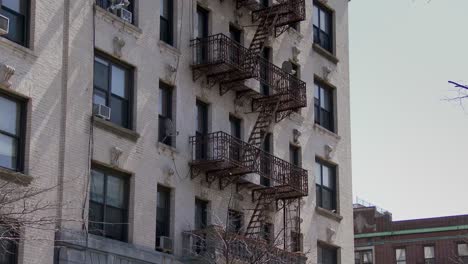 Basura-En-La-Calle-Junto-Al-Edificio-De-Piedra-Rojiza-De-Brooklyn,-EE.UU.