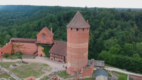 Foco-De-Toma-Aérea-En-La-Torre-Principal-Del-Castillo-De-Turaida,-En-Letonia