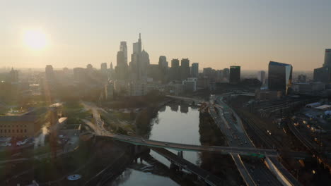 Luftaufnahme-Des-Schuylkill-River,-Der-Autobahn-Und-Der-Skyline-Von-Philadelphia-Während-Der-Morgendämmerung---Sonnenaufgang